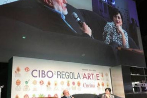 “Accessibilità, qualità, eticità, lotta allo spreco, rispetto della biodiversità, equa remunerazione, giusto prezzo: ecco il cibo democratico, la sfida del futuro”. Così Petrini a “Cibo a Regola d’Arte” by Corriere della Sera. Con tanti grandi chef