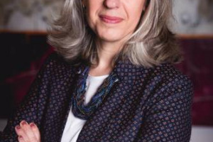 Alla guida del Consorzio del Chianti Classico, e ora anche &ldquo;Madame Chevalier dello Champagne&rdquo;: la singolare onorificenza destinata a Carlotta Gori, dg del consorzio del Gallo Nero, da anni &ldquo;gemellato&rdquo; con il Comit&egrave; Champagne, oggi a Parigi