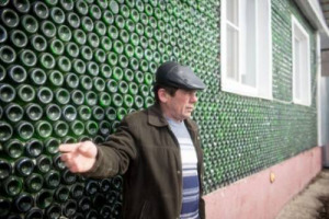 Enoica e sostenibile, originale e stravagante: &egrave; la casa di Hamidullah Ilchibaev, cinquantaduenne russo che, a Chelyabinsk, vive in una casa fatta con 12.000 di bottiglie di Champagne. Lo chiamano &ldquo;Palace Oz&rdquo;, ed &egrave; pi&ugrave; solido di un palazzo di mattoni