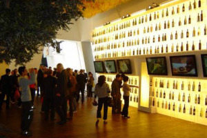 IL VINO AMBASCIATORE ITALIANO ALL&rsquo;EXPO 2010 DI SHANGAI. I MIGLIORI NETTARI SELEZIONATI DA ENOTECA ITALIANA. AL TAGLIO DEL NASTRO DI &ldquo;CASA ITALIA&rdquo;, TRA GLI ALTRI, IL MINISTRO DELL&rsquo;AMBIENTE PRESTIGIACOMO E IL DIRETTORE DELL&rsquo;ENOTECA ITALIANA, CARLESI