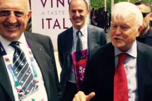 “Le mafie cercano sempre più di orientare l’agroalimentare, dai campi agli scaffali: imponendo prezzi di acquisto, utilizzando proprie ditte di trasporto e società di facchinaggio”. Così l’ex procuratore della Repubblica di Torino, Gian Carlo Caselli