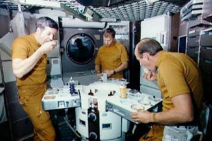 NEL GIRO DI POCHI DECENNI IL VINO &Egrave; STATO CAPACE DI CONQUISTARE IL MONDO INTERO. MA DIFFICILMENTE CONQUISTER&Agrave; LO SPAZIO: LA NASA, INFATTI, HA SEMPRE ESCLUSO IL VINO NEI MENU DEI SUOI ASTRONAUTI, AD ECCEZIONE DI UNA PARENTESI, NEGLI ANNI &rsquo;70 ...