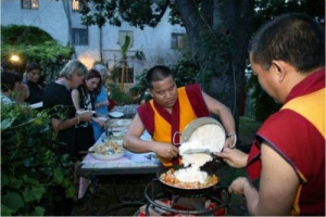 AVVISO A RISTORATORI, OSTI, ALBERGATORI, I MONACI DEL TIBET SI DANNO AL CATERING: PER UN’ECCEZIONE AL SOLITO MENU, LIBERATE PER UN GIORNO LO CHEF E SOSTITUITELI CON I LAMA DEL MONASTERO PELGYELING, PER UNA SERATA DAL SAPORE TIBETANO DAVVERO UNICA