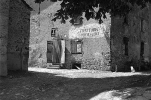 IL VINO SI FA MECENATE E CUSTODE DELLA CULTURA E DEL TERRITORIO CON LA FONDAZIONE BOTTARI LATTES: UN COFANETTO DI BAROLO DOCG 2009 ACCOMPAGNATO DAL ROMANZO &ldquo;LA MALORA&rdquo; DI BEPPE FENOGLIO, PER RACCOGLIERE FONDI PER IL RECUPERO DELLA &ldquo;CENSA DI PLACIDO&rdquo;