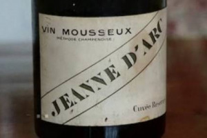 AD UN SECOLO DALLA TRAGEDIA DEL TITANIC, SPUNTA UNA BOTTIGLIA JEANNE D&rsquo;ARC VIN MOUSSEUX CUV&Eacute;E RESERVE SALVATA DAGLI ABISSI PROPRIO LA NOTTE TRA IL 14 ED IL 15 APRILE 1912. GLI ESPERTI NUTRONO DUBBI, MA SE FOSSE VERA?
