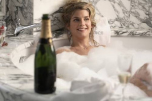 CURIOSIT&Agrave; LUNGO LA MANICA: A PARIGI &ldquo;L&rsquo;ILE DE FRANCE&rdquo; VUOLE TORNARE REGIONE VINICOLA DI PRESTIGIO COME ERA NEL &lsquo;700, QUANDO AVEVA PI&Ugrave; VIGNETI DI ALZAZIA E CHAMPAGNE. E UN ALBERGO DI LONDRA, INTANTO, INVENTA IL &ldquo;BAGNO NELLO CHAMPAGNE A LA C&Agrave;RTE&rdquo; ...