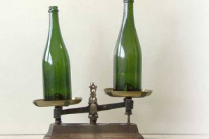 65 GRAMMI CHE FANNO LA DIFFERENZA ... SONO QUELLI DELLA NUOVA BOTTIGLIA CHE PORTER&Agrave; IN GIRO PER IL MONDO LE BOLLICINE DELLO CHAMPAGNE, CHE RIDUCENDO IL PESO DAI 900 AGLI 835 GRAMMI, RIDURR&Agrave; LE EMISSIONI DI ANIDRIDE CARBONICA DI 8.000 TONNELLATE