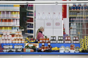 LA MODA E IL CIBO SONO SEMPRE PIÙ UNITI PERCHÉ IL BELLO È SPESSO BUONO. A TESTIMONIARLO LA SFILATA SHOW DELLA STORICA MAISON FRANCESE CHANEL, EMBLEMA DI ELEGANZA SENZA TEMPO CHE PORTA AL SUPERMERCATO LA SUA NUOVA COLLEZIONE AUTUNNO INVERNO 2014/15