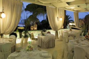 È un pezzo di storia di Palermo, un’icona della ristorazione e del suo costume, nato nel 1967 nel Piazzale Ungheria amato da Tomasi di Lampedusa, ed ai cui tavoli si sono seduti Maria Callas e Papa Giovanni Paolo II: compie 50 anni il Charleston