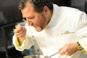 LA FINE DI UN’ERA: IL MONDO DELLA GASTRONOMIA USA PIANGE LA SCOMPARSA DI CHARLIE TROTTER, TRA GLI CHEF PIÙ AMATI E IMPORTANTI D’OLTREOCEANO. IN 25 ANNI TRA I FORNELLI, UNO SHOW IN TV, 14 LIBRI DI CUCINA E DUE STELLE MICHELIN