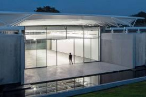 Dopo Rocca di Frassinello, Renzo Piano regala un&rsquo;altra perla al mondo del vino: in Provenza, a Ch&acirc;teau La Coste, dove il vino incontra da sempre l&rsquo;arte, l&rsquo;archistar firma un padiglione incastonato tra i filari, dedicato alle esposizioni fotografiche