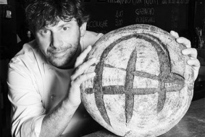 “Sostenibilità e rispetto danno vita alla credibilità del proprio lavoro, aspetto fondamentale per chi fa ristorazione”: così lo chef Cesare Battisti (Ratanà di Milano), simbolo della trattoria moderna. Che ha il suo “manifesto-decalogo della cucina”