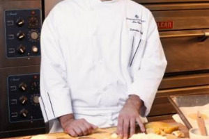 “THE WORLD’S HOTTEST CHEF”, IL CUOCO PIÙ SEXY DEL MONDO, SECONDO GLI UTENTI DEL SITO DI RECENSIONI USA HOTELCHATTER.COM CHE HANNO PARTECIPATO AL CONCORSO DI BELLEZZA VIRTUALE, È ANTONIO MINICHIELLO, CHEF AVELLINESE DEL “FOUR SEASON” DI LOS ANGELES