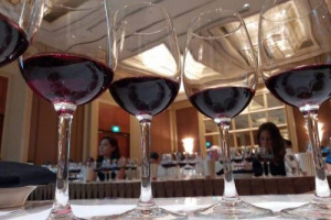 Con le importazioni passate da 1,7 a 6,4 miliardi di euro in dieci anni, l&rsquo;Asia &egrave; ormai il futuro del vino. Su cui punta il Consorzio del Chianti che, sull&rsquo;onda della crescita record del 2016, &egrave; andato alla conquista di Hong Kong, Singapore e Seoul