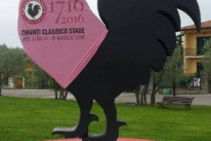40,5 chilometri tra i filari tra Radda in Chianti (Siena) e Greve in Chianti (Firenze): ecco la “Chianti Classico Stage”, prima tappa dedicata ad una denominazione del vino del “Giro d’Italia”. Crono che “tira la volata” ai 300 anni del Gallo Nero