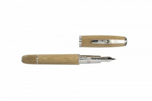 Due grandi marchi italiani insieme per festeggiare tre secoli di storia di uno dei vini pi&ugrave; apprezzati al mondo. Nasce la penna firmata Omas e Gallo Nero per l&rsquo;anniversario del bando di Cosimo III de&rsquo; Medici che fiss&ograve; i confini del Chianti Classico