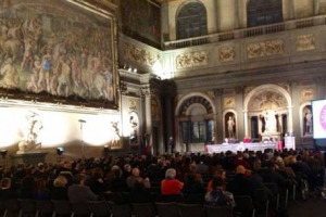 DESTINI CHE SI INCROCIANO. IL SALUTO DI MATTEO RENZI, PRESIDENTE DEL CONSIGLIO INCARICATO, A PALAZZO VECCHIO, SUA &ldquo;CASA&rdquo; DA ORMAI EX SINDACO DI FIRENZE, ATTRAVERSA IL SALONE DEI 500, DOVE DEBUTTA IL NUOVO CORSO DEL CHIANTI CLASSICO GRAN SELEZIONE