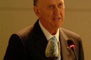 I MIEI PRIMI 60 ANNI, DALLE 240.000 LIRE PER LA PRIMA CASCINA AI VIAGGI ALL&rsquo;ESTERO PER FAR CONOSCERE IL VINO DEL PIEMONTE: NARRATORE D&rsquo;ECCEZIONE, MICHELE CHIARLO IN &ldquo;MICHELE RACCONTA&rdquo;, PER &ldquo;LASCIARE UNA TRACCIA, MA ANCHE PER INDICARE UNA STRADA&rdquo;