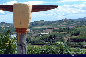 VINO & SPORT - AL PARCO ARTISTICO ORME SU LA COURT DI MICHELE CHIARLO QUEST’ANNO IL TEMA E’ STATO “ORO, ARGENTO E (S)BRONZO”. OSPITE D’ONORE ALBERTO TOMBA, CHE RIVELA: “IN CANTINA HO DALLE 5.000 ALLE 6.000 BOTTIGLIE”
