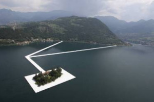 Camminando sulle acque del Lago d&rsquo;Iseo grazie a Christo si arriva in terraferma: ad attendere i wine lovers c&rsquo;&egrave; il Festival Franciacorta (25-26 giugno). Ma anche il cocktail dinner di C&agrave; del Bosco, l&rsquo;apericena da Villa, Piovani & Bottura da Berlucchi