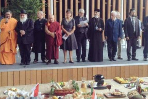 La tavola che unisce le religioni del mondo: per la prima volta all’Expo, 11 leader religiosi benedicono i cibi della terra e firmano la “Carta di Milano”. Martina: “cibo apre dialogo”. Pallavicini (Coreis): “la condivisione ci rende più fratelli”