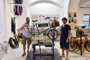 Passione per la bici e cultura food & wine in una ciclo-officina di ispirazione nordeuropea e qualità made in Italy dove bere un bicchiere di vino nell’attesa della riparazione della propria bici: si chiama Ciclosfuso e aprirà a Milano (11 giugno)