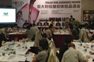 IL BUSINESS DEL VINO MONDIALE CONTINUER&Agrave; A CRESCERE, TRAINATO DA ASIA E CINA. A CONFERMARLO RICERCHE E STUDI DA VINEXPO ASIA- PACIFIC. E L&rsquo;ITALIA NON STA A GUARDARE, CON TANTI PROGETTI IN CAMPO. E ORA ARRIVA ANCHE &ldquo;L&rsquo;ITALIAN WINE EXPERIENCE&rdquo; A CANTON