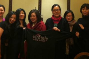 NELLA CINA DOVE LE &ldquo;QUOTE ROSA&rdquo; AL POTERE NELLA POLITICA E NELL&rsquo;IMPRESA SONO ANCORA RARIT&Agrave;, E DOVE INTERNET NON &Egrave; COS&Igrave; LIBERO COME IN BUONA PARTE DEL MONDO, IL FUTURO SUCCESSO DEL NETTARE DI BACCO ITALIANO DIPENDE PROPRIO DALLE DONNE E DA INTERNET