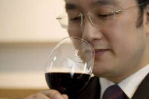 CINA: LA CULTURA ENOLOGICA VOLA SULLA RETE. SURCLASSATO IL VECCHIO PASSAPAROLA, IL 75% DEGLI ENO-APPASSIONATI DEL CELESTE IMPERO SI AFFIDANO AL WEB PER VAERE INFORMAZIONI SUL PROSSIMO VINO IMPORTATO DA ASSAGGIARE. ED IL 62% USA I SOCIAL NETWORK