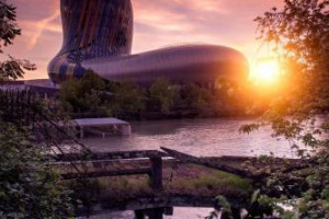 In Francia l&rsquo;enoturismo vale 5,2 miliardi di euro, e coinvolge 10 milioni di turisti l&rsquo;anno, con Bordeaux e Champagne come mete preferite. A WineNews, nelle parole di Luigi Di Crocco (Ophorus), i segreti del successo della &ldquo;ricetta francese&rdquo;