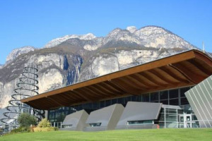 Tra export e sostenibilit&agrave;, il Gruppo Mezzacorona chiude il bilancio 2017 in crescita del 5,7%, a quota 174,71 milioni di euro. L&rsquo;80% del volume d&rsquo;affari dall&rsquo;estero, e sul mercato arrivano i vini prodotti secondo la certificazione Sqnpi