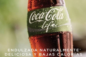 LA COCA COLA, DOPO UN SECOLO DI STORIA, CAMBIA “COLORE” E SI SCOPRE GREEN E SALUTARE GRAZIE ALLA STEVIA, IL DOLCIFICANTE DELLA NUOVA COCA COLA LIFE, GIÀ SUL MERCATO ARGENTINO. MA SOSTENIBILITÀ E SALUBRITÀ SONO TUTTE DA DIMOSTRARE ...