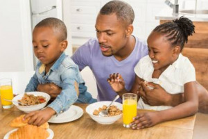 La colazione è un modo per integrarsi e conoscere la cultura: a dirlo è la ricerca dell’Osservatorio Doxa/Etnocom, in collaborazione con Aidepi, che svela che a molti dei 6 milioni di nuovi italiani piace la colazione dolce con biscotti, latte, caffè