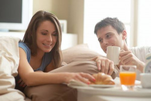 Niente ricerca del regalo e del ristorante dove andare a cena: a San Valentino Aidepi e PerDormire consigliano di preparare una sana e romantica colazione a letto, a base di carboidrati e frutti di bosco, e di regalare al partner del tempo insieme