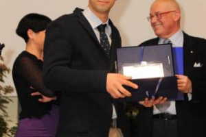 VA AL TORINESE GIAN LUCA COLOMBO IL &ldquo;PREMIO GAMBELLI 2014: RICONOSCIMENTO IN MEMORIA DEL MAESTRO GIULIO GAMBELLI, ASSEGNATO AD UN ENOLOGO UNDER 35. NOVIT&Agrave; 2014, LA TARGA &ldquo;KYLE PHILLIPS&rdquo;, ANDATA AL GIORNALISTA TOMMASO FARINA