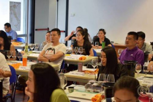 Formare i professionisti del vino in Cina sulla produzione enoica del Belpaese, anche grazie ad Expo: ecco il progetto dei Grandi Cru d&rsquo;Italia, che riunisce 100 tra i migliori produttori, con il supporto del Padiglione Italia e di Ice