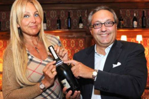 &ldquo;AMO LE BOLLICINE ITALIANE. LE PREFERISCO AD ALTRE PI&Uacute; BLASONATE&rdquo;: COS&Iacute; IL VICE MINISTRO ALLA SALUTE FRANCESCA MARTINI, A &ldquo;CORTINA INCONTRA&rdquo;, PARLA DI &ldquo;VINO & SALUTE&rdquo; E CONIA &ldquo;CON GUSTO, MA CON MISURA, BERE SOLO DI QUALIT&Agrave;&rdquo;