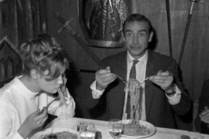 Per celebrare la tavola italiana, regina di convivialità e stare insieme nelle Feste, WineNews attinge dagli archivi Luce, ore e ore di cinegiornali che raccontano la storia d’Italia anche con il cibo tra filmati di ricette e gag di star di Cinecittà