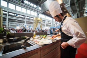 Tra scrittori e chef alle prese con presentazioni di libri e showcooking, “Casa CookBook” è un appuntamento cult dedicato alle pubblicazioni wine & food al “Salone Internazionale del Libro di Torino”. Che torna al Lingotto Fiere, dal 14 al 18 maggio