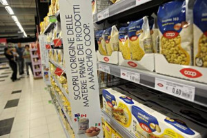Se il 2014 è stato l’anno della “ripresa che non c’è stata”, il 2015 sarà, se non altro, quello della “luce in fondo al tunnel” ma, secondo il Rapporto Coop “Consumi e distribuzione”, il comparto alimentare continuerà a soffrire