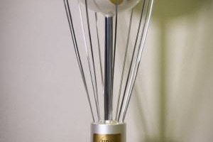 Dai creatori della Coppa del Mondo dei Mondiali di Calcio, gli artigiani italiani della Gde Bertoni, nasce il Trofeo del Campionato mondiale di Pasticceria Gelateria Cioccolateria” (Host Milano, 24-25 ottobre): la Terra racchiusa in una frusta