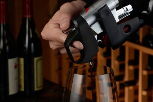 Vendite sospese per Coravin, il sistema che permette di servire il vino senza rimuovere il tappo, dopo alcune segnalazioni di bottiglie letteralmente esplose. Il produttore: &ldquo;casi rari e su bottiglie difettose o non-standard&rdquo; ...