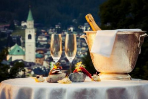 TORNA “GUSTO CORTINA” (IL 16 E 17 GIUGNO), CON UN’EDIZIONE RICCA DI APPUNTAMENTI, DEGUSTAZIONI, INCONTRI E CONVEGNI DISTRIBUITI NELLA LOCATION PIÙ ESCLUSIVE DELLA PERLA DELLE DOLOMITI, CON IL MEGLIO DELL’ENO-GASTRONOMIA DEL BELPAESE