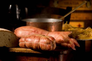 Saranno 6 milioni i cotechini e gli zamponi sulle tavole degli italiani per il cenone di fine anno. 3.600.000 chili, per un valore al consumo di circa 32 milioni di euro. A dirlo è una stima del Consorzio dello Zampone e del Cotechino di Modena