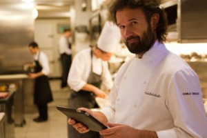 Dalla gavetta al successo, in vista dell’apertura del nuovo ristorante in Galleria a Milano, la domanda per Carlo Cracco a tu per tu con WineNews, sorge spontanea: scelta personale o c’è dietro un messaggio? “La prima: devo impegnarmi nel mio lavoro”