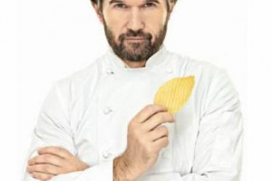 LO CHEF STELLATO CARLO CRACCO SARÀ L’AMBASCIATORE DEL GUSTO DELLA REGIONE LOMBARDIA ALL’EXPO 2015 PER IL SETTORE AGROALIMENTARE. A CONFERIRGLI L’INVESTITURA, IL PRESIDENTE DELLA REGIONE, ROBERTO MARONI NELLA PRESENTAZIONE “GOOD FOOD IN FOOD DESIGN”