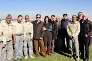 MAI COME DI QUESTI TEMPI &Egrave; IMPORTANTE PARLARE DI DIALOGO TRA CULTURE. E IN QUESTO IL VINO HA CAPACITA&rsquo; STRAORDINARIE. E CONCRETE. COME SUCCEDE IN TERRA SANTA, DOVE SORGE LA CANTINA CREMISAN, TAGLIATA A MET&Agrave; TRA PALESTINA E ISRAELE