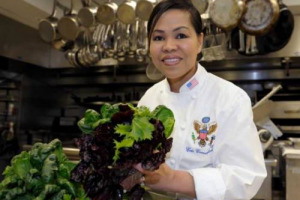 Tante verdure, prese soprattutto dall’orto della Casa Bianca, per la tavola del presidente Usa Obama. I “segreti” della cucina più importante d’America svelati dalla chef che la guida, Cristeta Comerford, a “Io Donna” (“Corriere della Sera”)