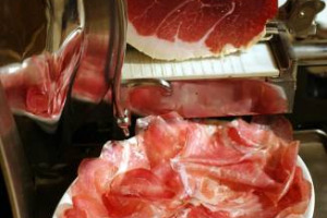 Se nella vita è meglio avere “un po’ di culatello”, è bene ricordarsi che “ce n’è uno, e come lui non c’è nessuno”: con una “fetta” di ironia Eataly Smeraldo a Milano invita a una tre giorni per scoprire il vero Culatello di Zibello Dop (8-10 maggio)