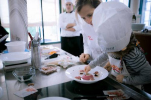 L’alta cucina si “rimpicciolisce” per raccontarsi ai bambini, educandoli divertendoli: succede a Modena, dove migliaia di piccoli “Cuochi per un giorno” si mettono ai fornelli con gli chef stellati nel Festival Nazionale di Cucina 0-12 (7-8 ottobre)